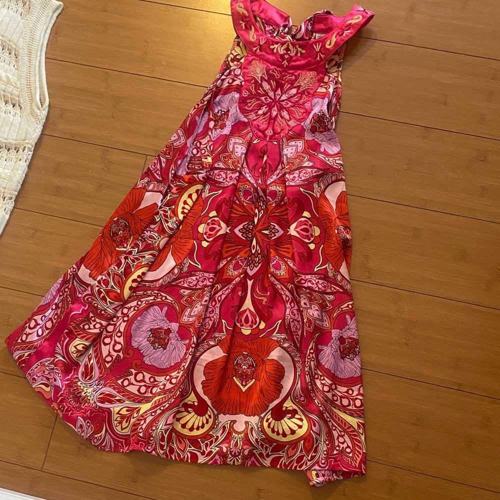 Cute flowy satin dress

💙 bundle eligible